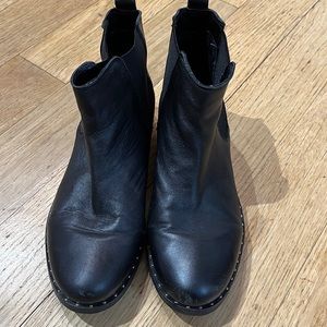 Steve Madden black leather Chelsea boot with Studs. Size 7US women. Slip on boot